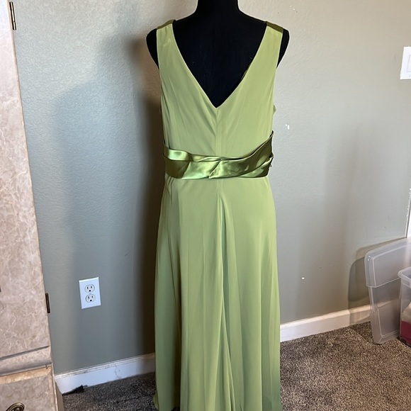 Evan Picone | Light Green Sleeveless V-Neck Chiffon Cocktail Dress (Size 16W) - Picture 4 of 7
